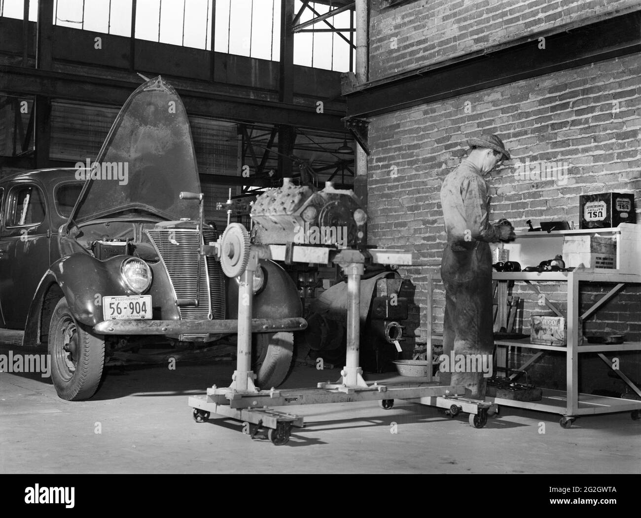 Mecánico de reparación de Automobile Motor, Farm Security Administration (FSA) Warehouse Depot, Atlanta, Georgia, EE.UU., Marion Post Wolcott, Administración de Seguridad Agrícola de los Estados Unidos, mayo de 1939 Foto de stock