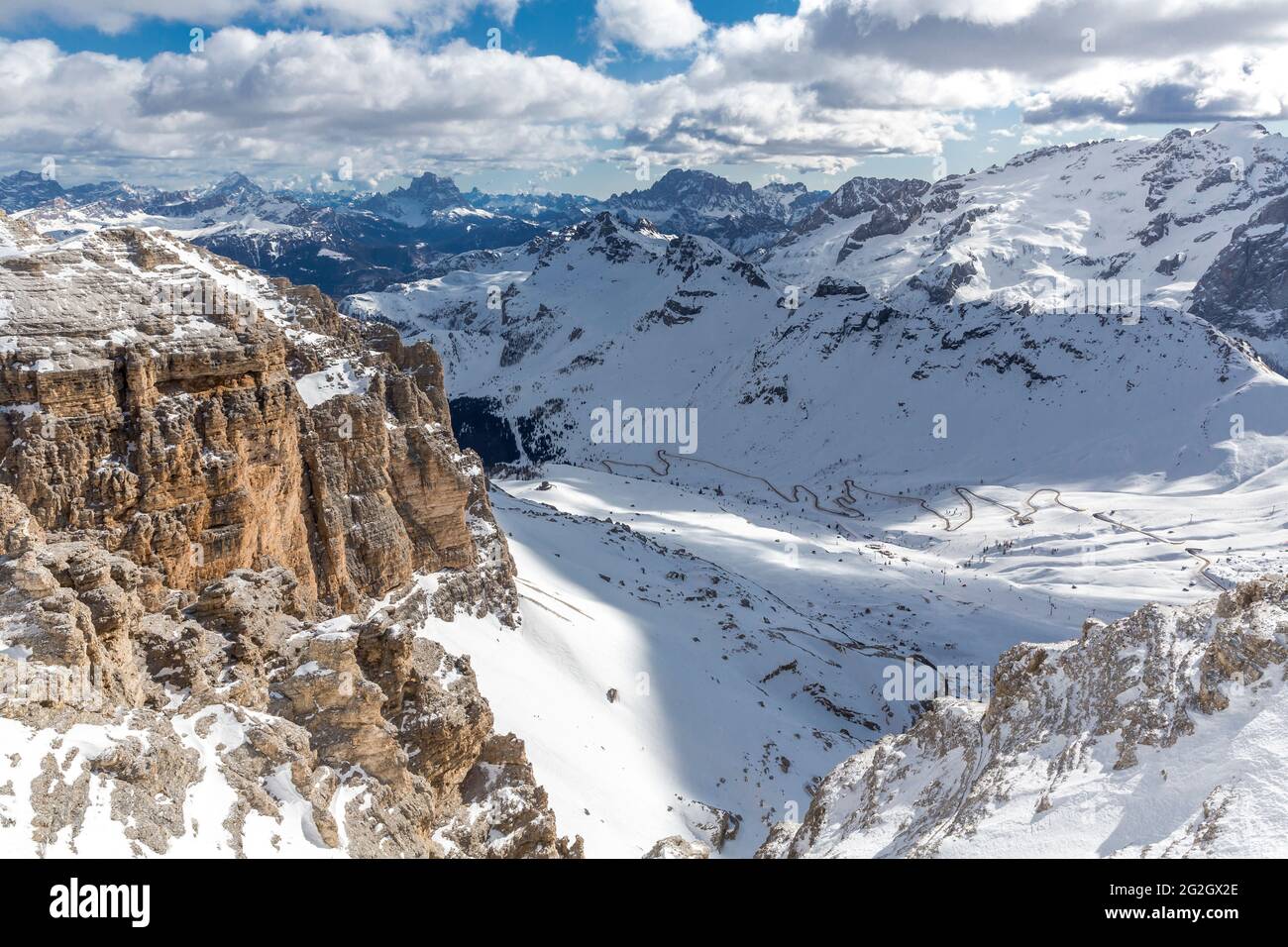 Vista desde la terraza Sass Pordoi hasta el grupo Fanes y Marmolada, 3343 m, Sierra Sella, Paso Pordoi, Sellaronda, Tirol del Sur, Alto Adige, Dolomitas, Italia, Europa Foto de stock