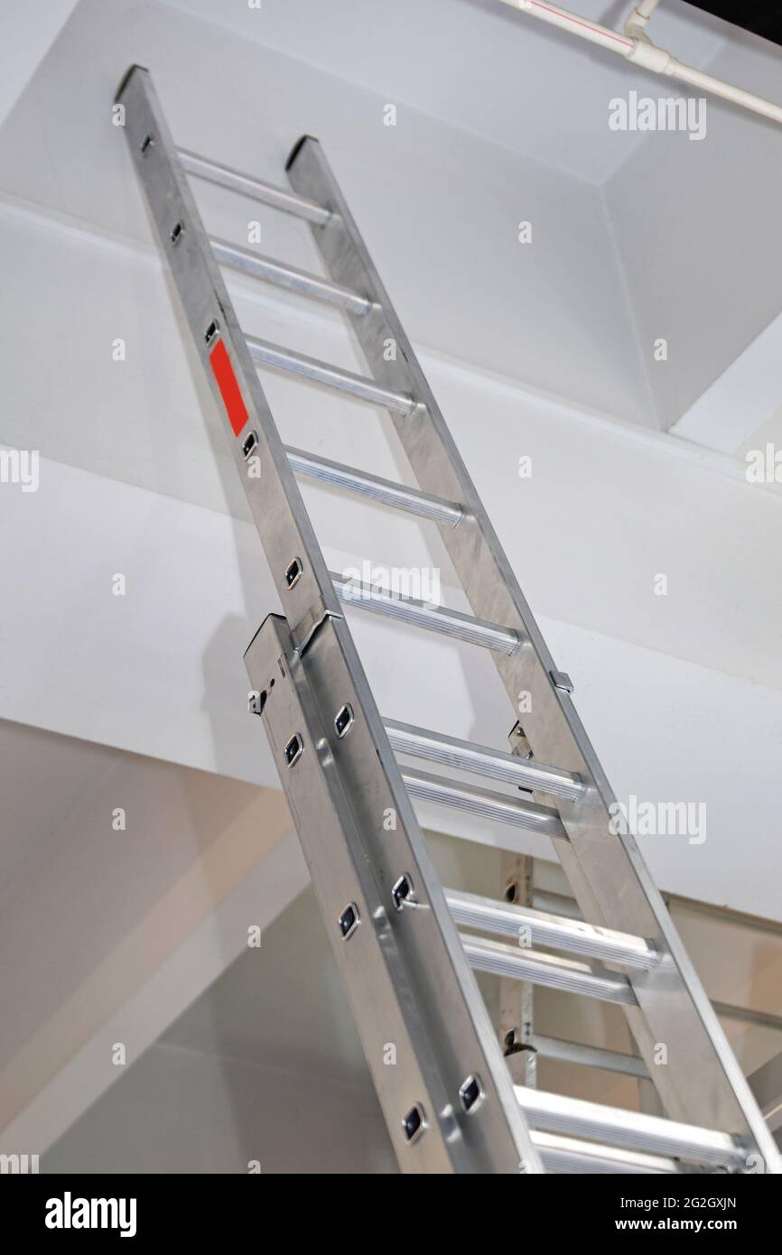 Viscoso Querer Estrecho Escalera alta de metal de aluminio en el edificio Fotografía de stock -  Alamy