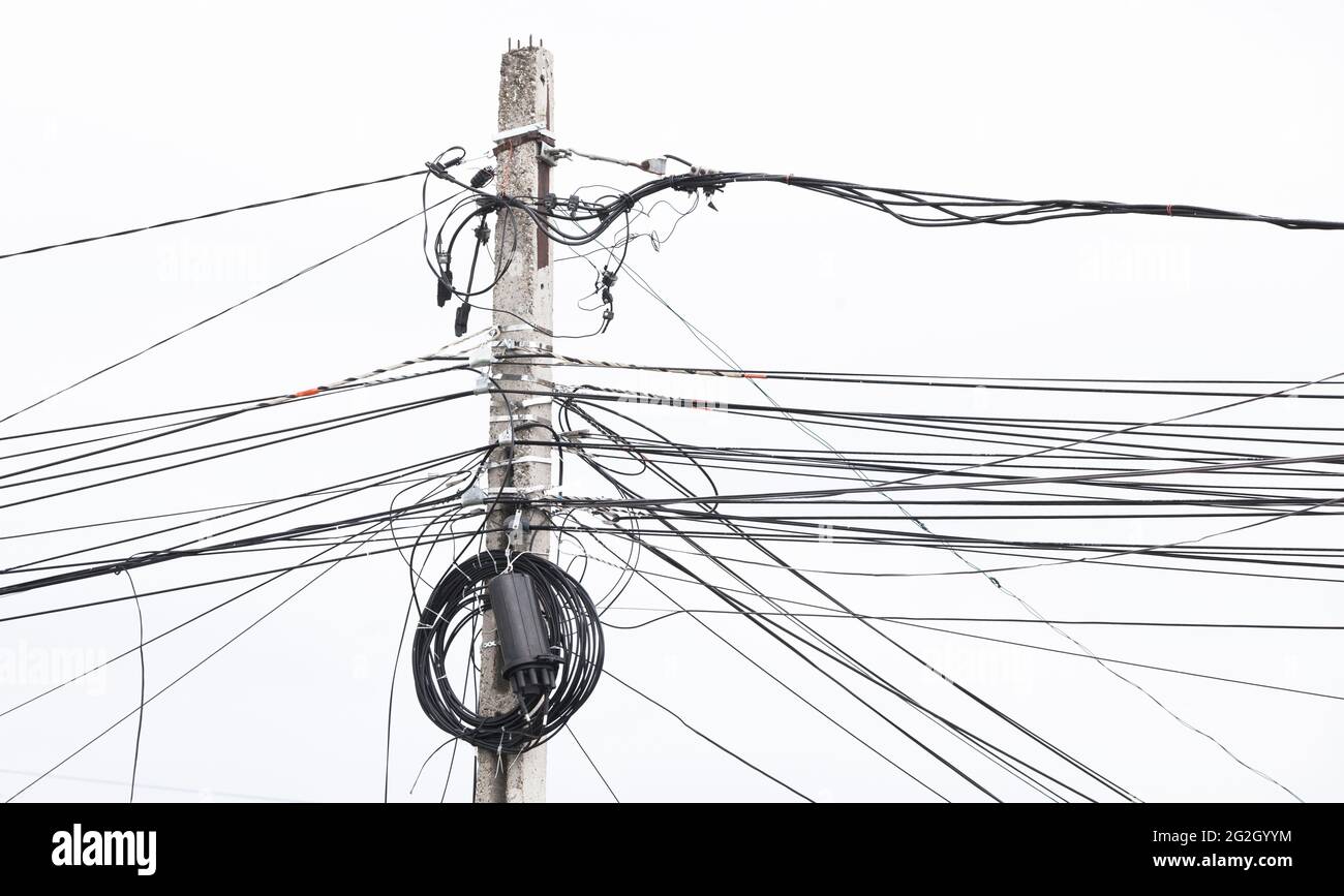 Varios cables eléctricos potentes conectados a Foto de stock 2138928683
