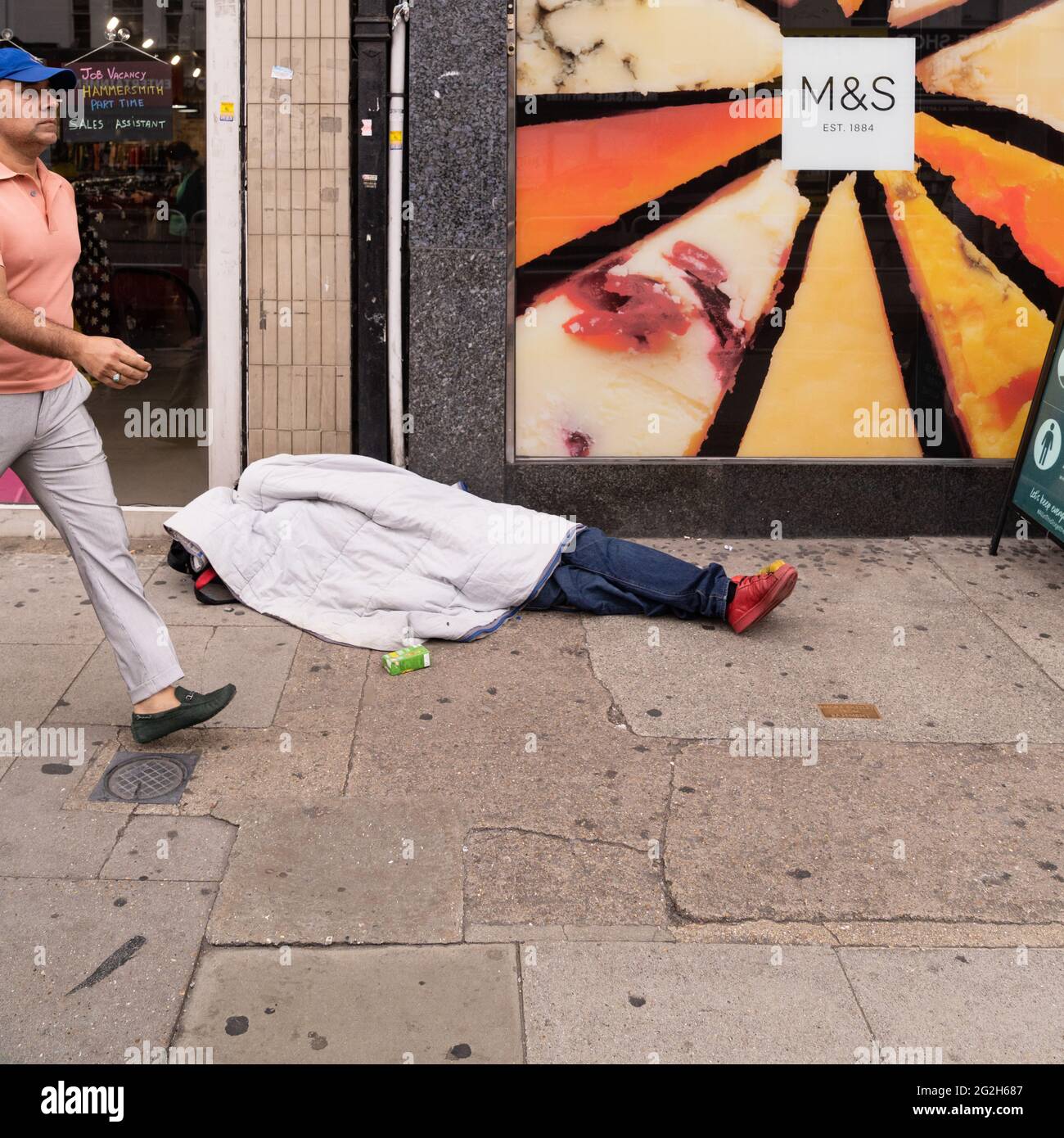 Persona sin hogar durmiendo áspero en la calle alta, Kilburn, Londres, Inglaterra Foto de stock