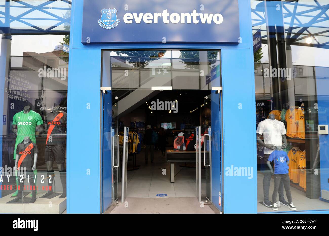 Everton dos tiendas de artículos deportivos en Liverpool Foto de stock