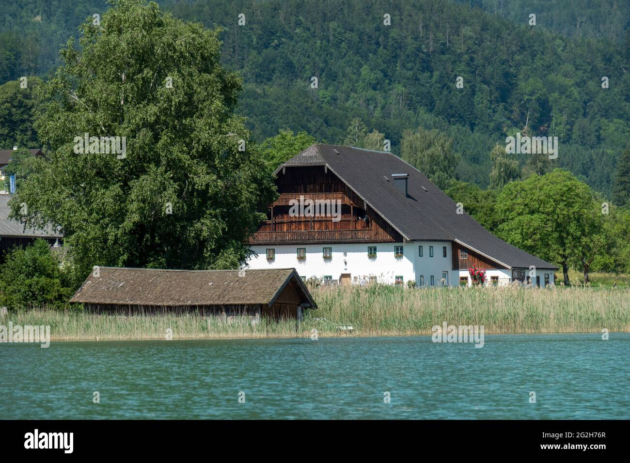 Antigua granja en el lago Wolfgang, estado de Salzburgo, Austria Foto de stock