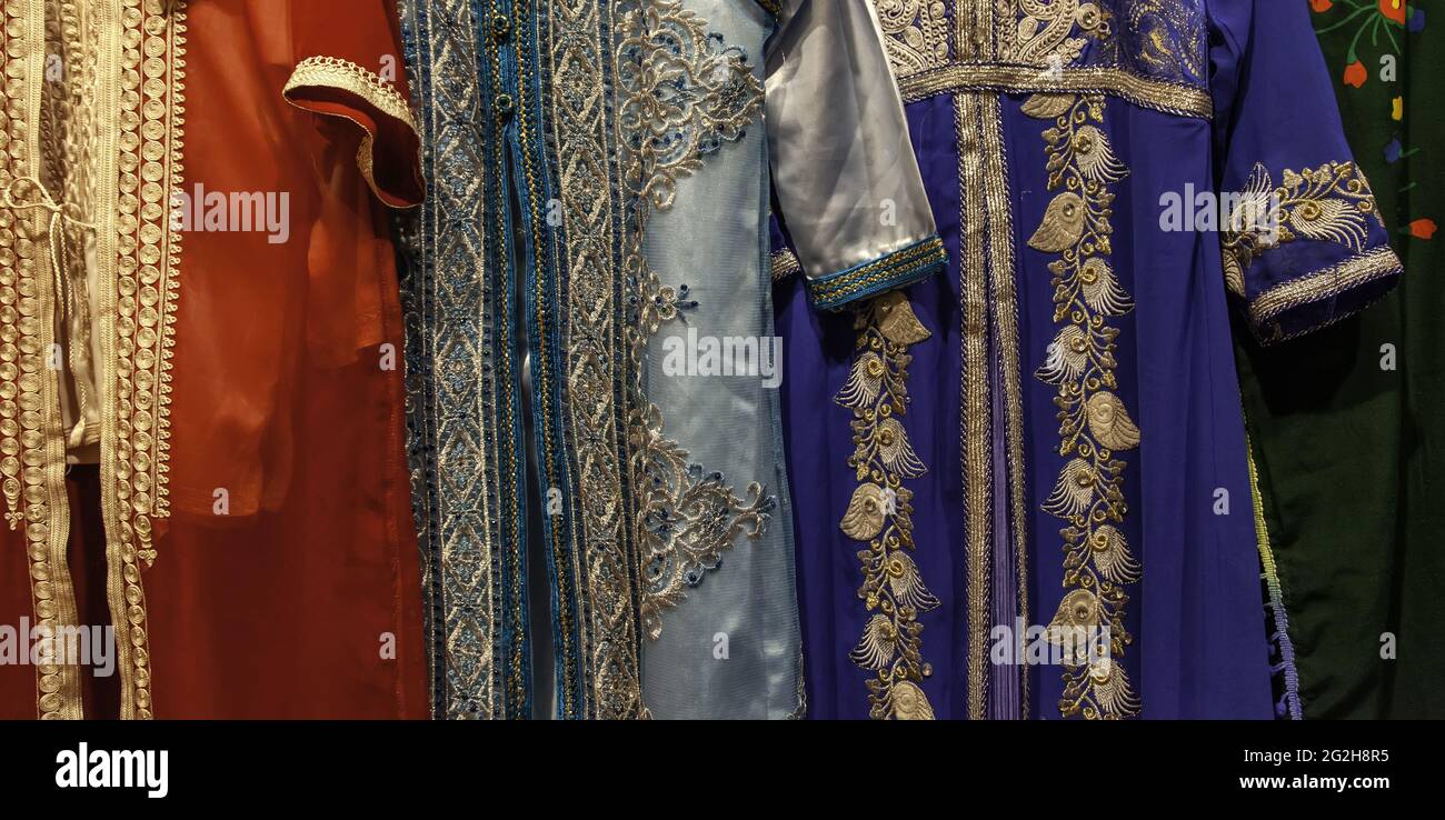 Vestidos y telas marroquíes en tienda de ropa, objetos de moda, árabe Foto de stock