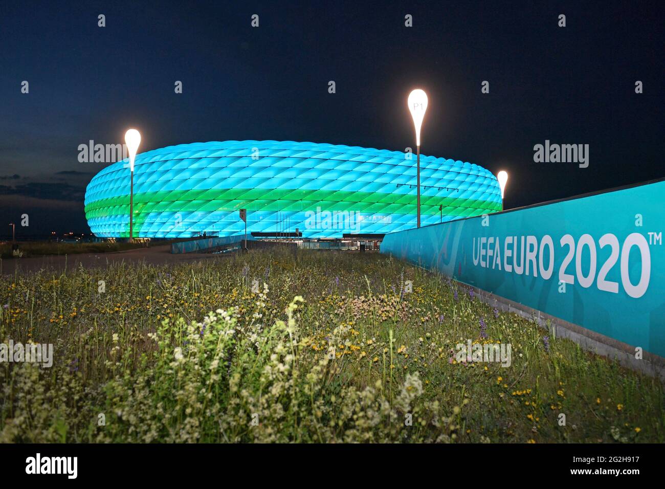 Football EURO 2020/Fußball Arena Muenchen (Allianz Arena) se ilumina con iluminación especial, descripción general, toma posterior, estadio, descripción general del estadio, el 06/11/2021. Fútbol EM 2020 del 06/11/2021 al 07/11/2021. Foto de stock
