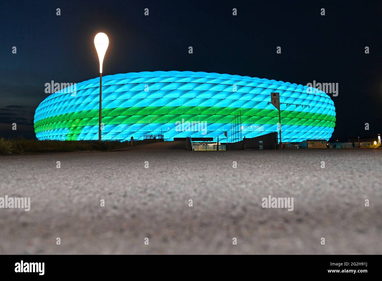 Football EURO 2020/Fußball Arena Muenchen (Allianz Arena) se ilumina con iluminación especial, descripción general, toma posterior, estadio, descripción general del estadio, el 06/11/2021. Fútbol EM 2020 del 06/11/2021 al 07/11/2021. Foto de stock