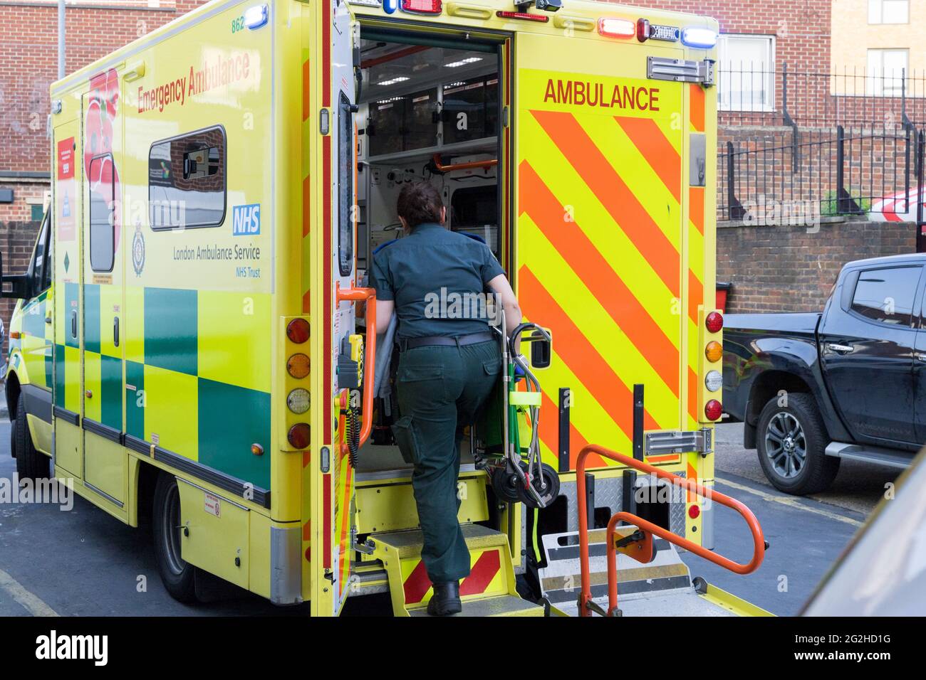 El personal médico abre la puerta trasera de la ambulancia de Londres, Londres, Inglaterra Reino Unido Foto de stock