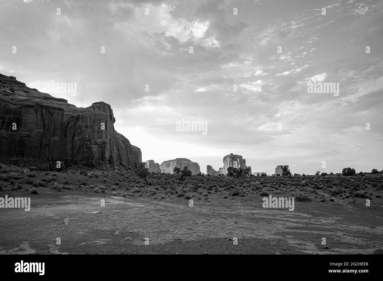 Vista clásica de Monument Valley cerca de Butte the Cube. Monument Valley Navajo Tribal Park, Utah y Arizona, Estados Unidos Foto de stock