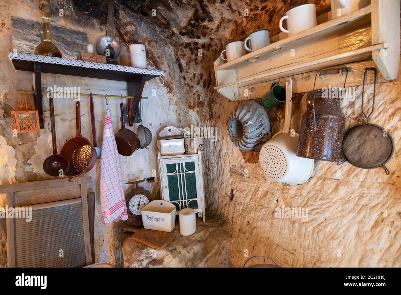 Alemania, Sajonia-Anhalt, Langenstein, cocina pequeña en una cueva que habita en Langenstein en las montañas de Harz. Las casas cueva en Langenstein fueron talladas en arenisca por trabajadores migrantes en el siglo 19th, y hoy son accesibles a los visitantes. Foto de stock
