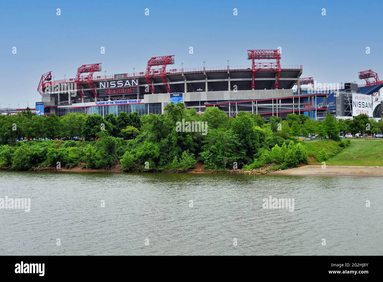Nashville, Tennessee, Estados Unidos. Nissan Stadium, que bordea el río Cumberland cerca del centro de la ciudad. El estadio se utiliza principalmente como lugar de fútbol. Foto de stock