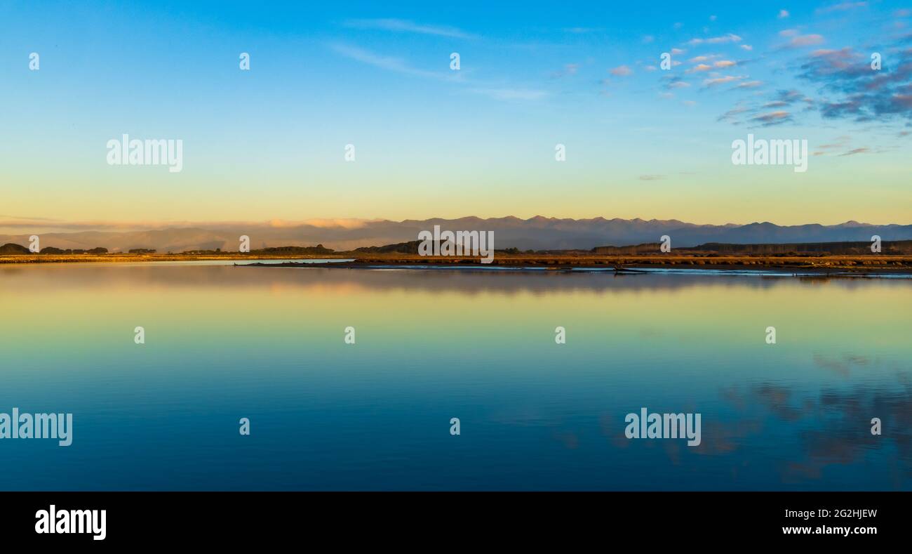 Carm y pacífico observador del río Manawatu en Nueva Zelanda, Foto de stock