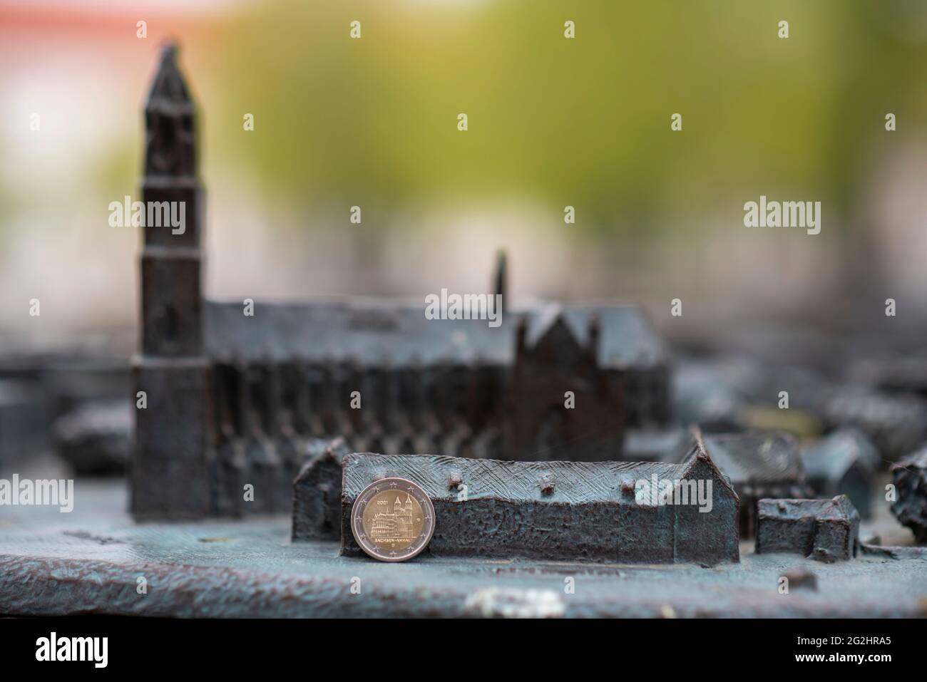 Alemania, Sajonia-Anhalt, Magdeburgo, moneda de dos euros con la Catedral de Magdeburgo apoyado en un modelo de la Catedral de Magdeburgo. Foto de stock