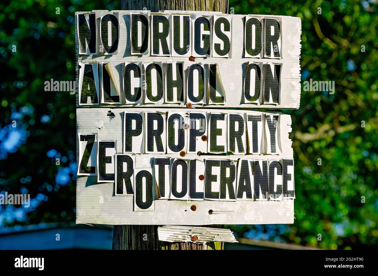 Un signo indica una política de tolerancia cero para el alcohol y las drogas, 9 de junio de 2021, en Bayou La Batre, Alabama. Foto de stock