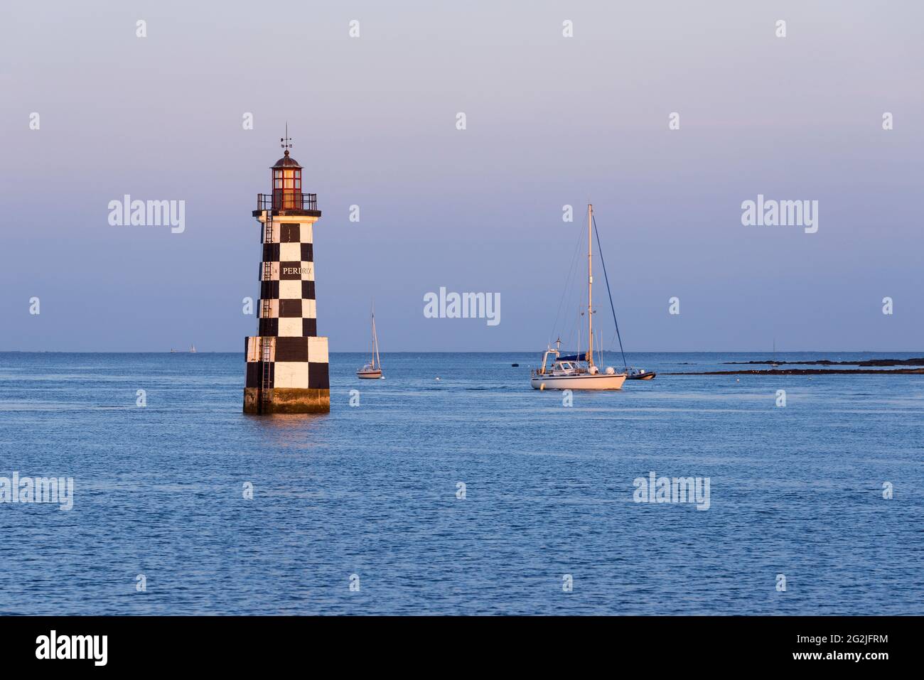 Faro La Perdrix en la luz de la noche, Île-Tudy cerca de Pont l'Abbé en el  sur de Finisterre, Francia, Bretaña, departamento de Finisterre Fotografía  de stock - Alamy