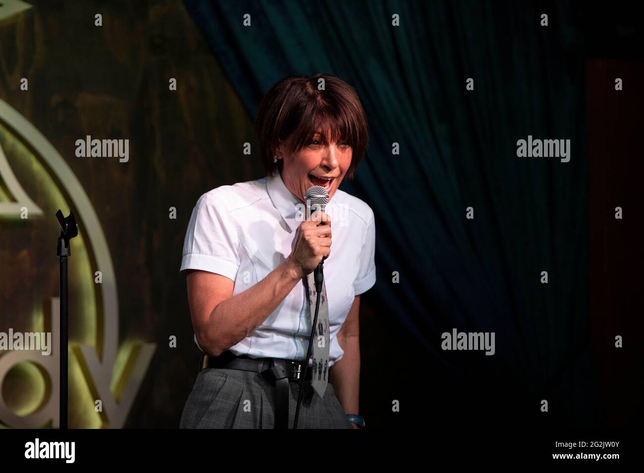 Los Ángeles, Estados Unidos. 11th de junio de 2021. Christine Peake actúa en el Shindig Show debut en el Comedy Chateau, Los Angeles, CA el 11 de junio de 2021 Crédito: Eugene Powers/Alamy Live News Foto de stock