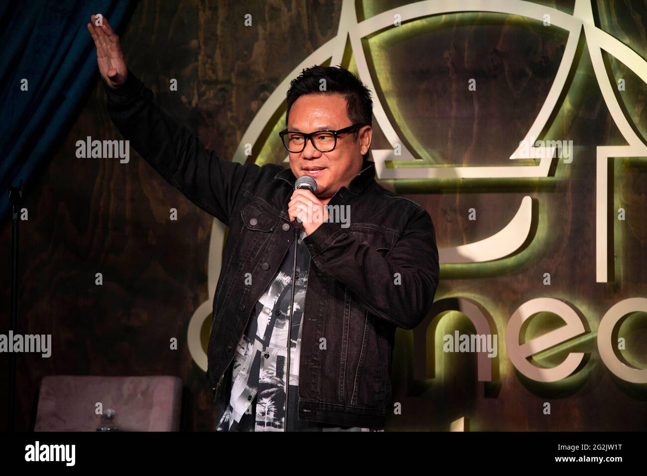 Los Ángeles, Estados Unidos. 11th de junio de 2021. Jimmy Shin se presenta en el Shindig Show debut en el Comedy Chateau, Los Angeles, CA el 11 de junio de 2021 Crédito: Eugene Powers/Alamy Live News Foto de stock