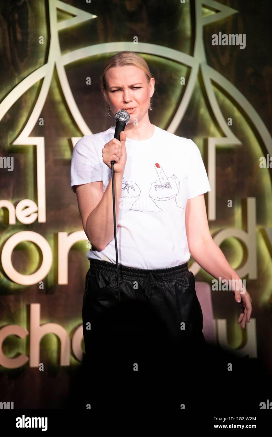Los Ángeles, Estados Unidos. 11th de junio de 2021. Irina Voronina actúa en el Shindig Show debut en el Comedy Chateau, Los Angeles, CA el 11 de junio de 2021 Crédito: Eugene Powers/Alamy Live News Foto de stock