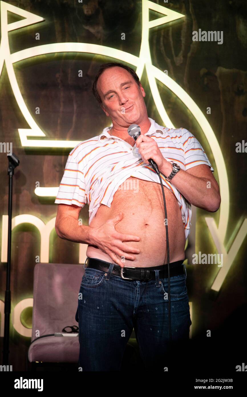 Los Ángeles, Estados Unidos. 11th de junio de 2021. Jay Mohr actúa en el Shindig Show debut en el Comedy Chateau, Los Angeles, CA el 11 de junio de 2021 Crédito: Eugene Powers/Alamy Live News Foto de stock