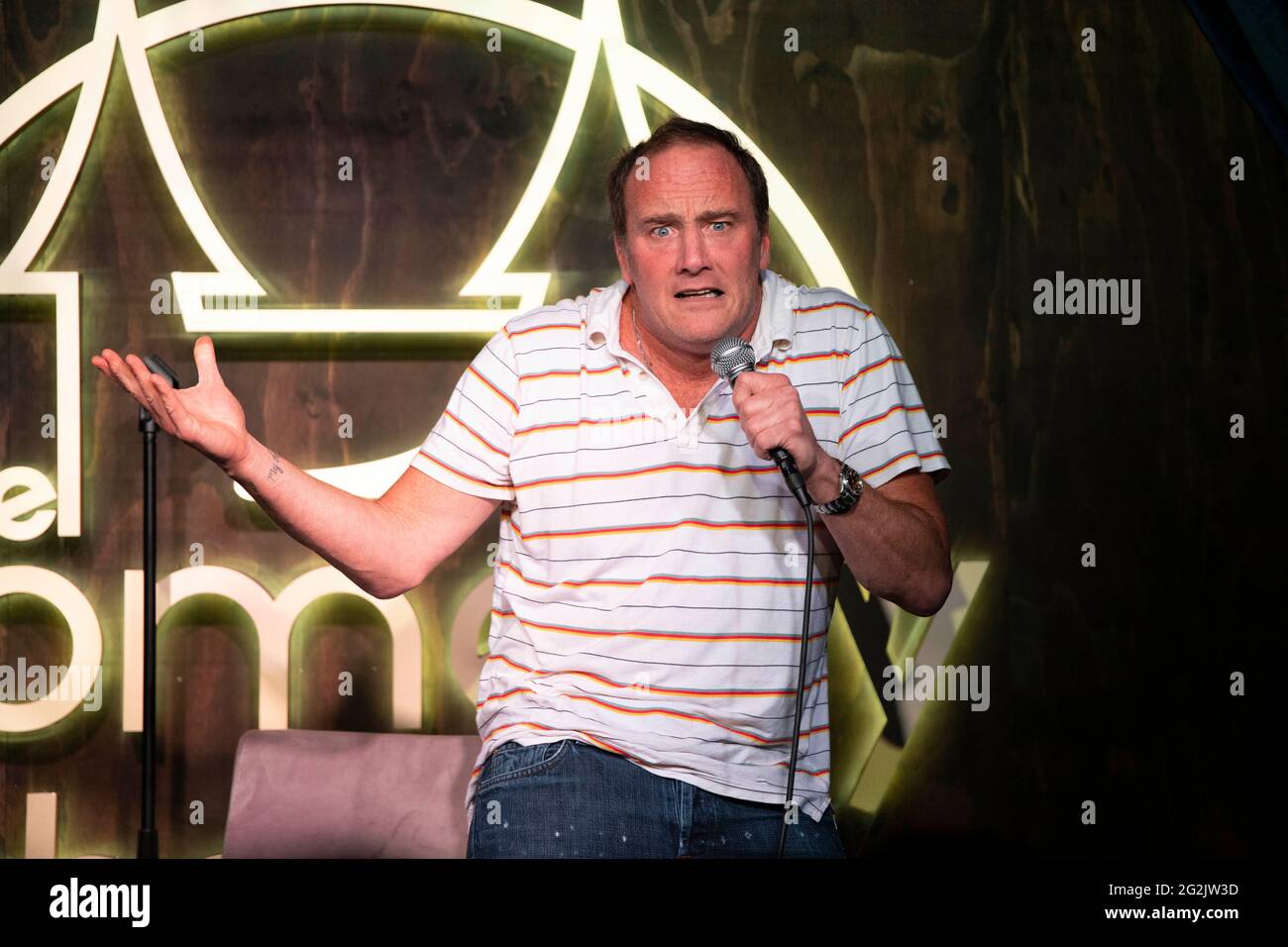 Los Ángeles, Estados Unidos. 11th de junio de 2021. Jay Mohr actúa en el Shindig Show debut en el Comedy Chateau, Los Angeles, CA el 11 de junio de 2021 Crédito: Eugene Powers/Alamy Live News Foto de stock