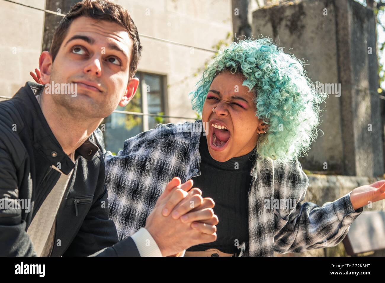 pareja peleando y discutiendo en la calle Fotografía de stock - Alamy pareja peleando y discutiendo en la calle Fotografía de stock - Alamy