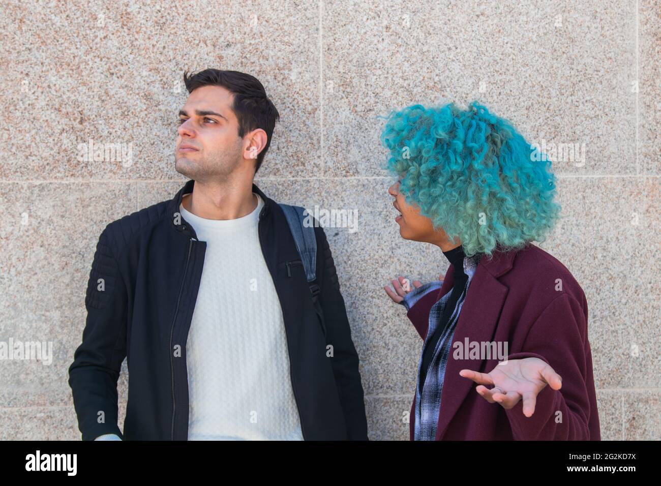 pareja discutiendo o peleando en la calle Fotografía de stock - Alamy