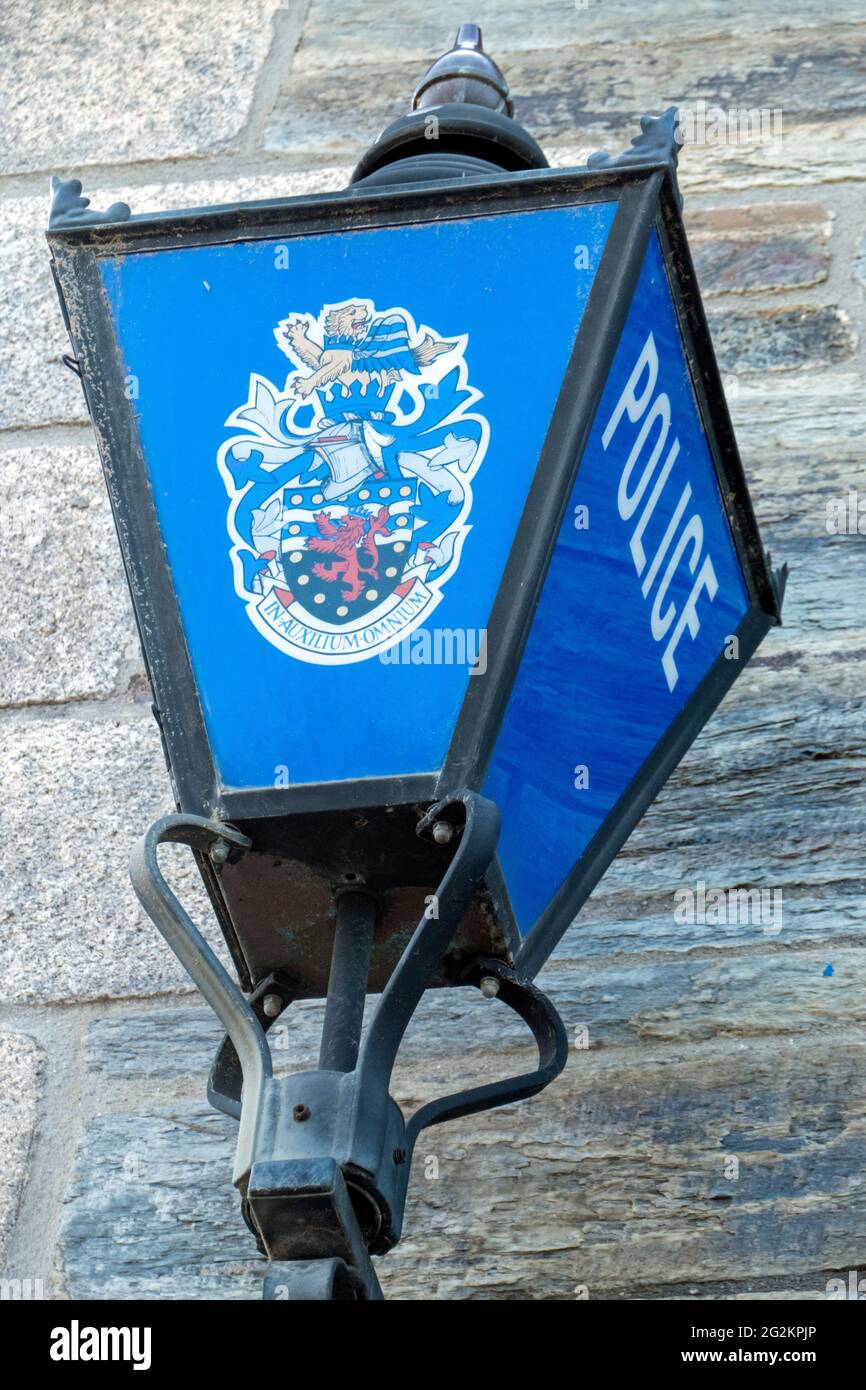 Lámpara azul de policía en la pared fuera de la estación de policía de Wadebridge en Cornwall Foto de stock