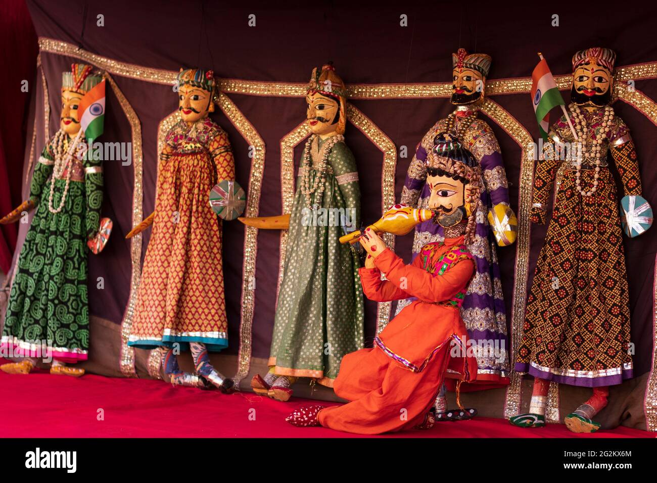 Rajasthani Katputli hecho a mano o Puppet en el Palacio de la Ciudad de Jaipur. Foto de stock