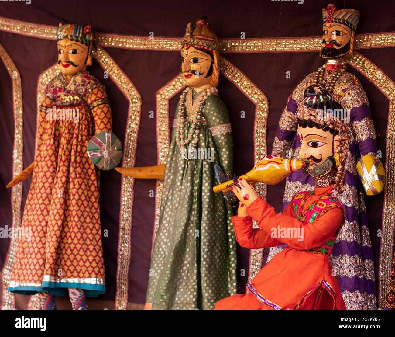 Rajasthani Katputli hecho a mano o Puppet en el Palacio de la Ciudad de Jaipur. Foto de stock