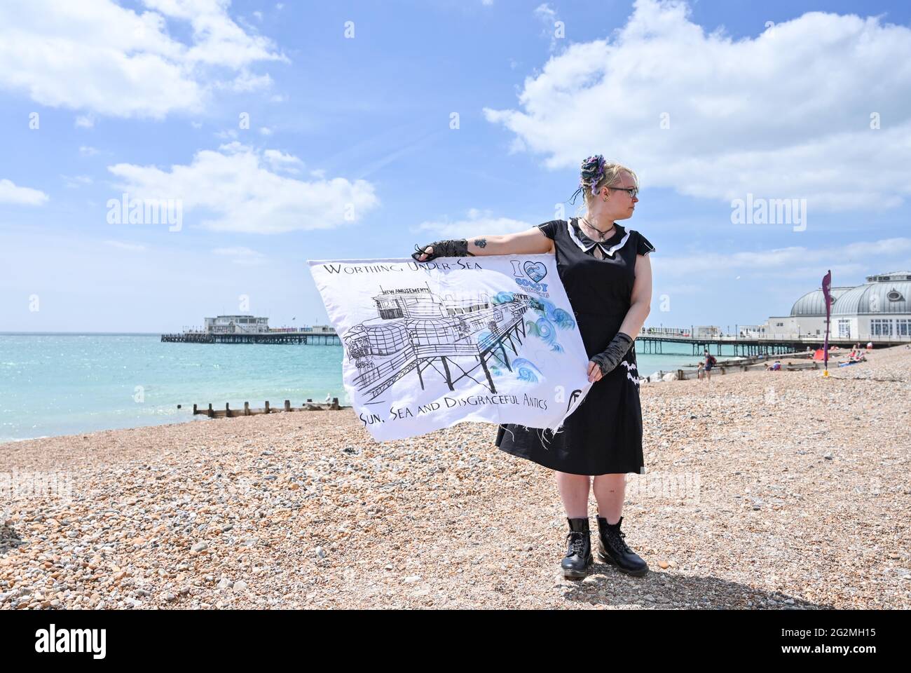 Worthing Sussex UK 12th de junio de 2021 - Activistas de Extinción Rebellion participa hoy en protesta en Worthing Beach como parte de un fin de semana de acción para coincidir con la cumbre de G7 y destacar los efectos del cambio climático y el aumento del nivel del mar : Crédito Simon Dack / Alamy Live News Foto de stock