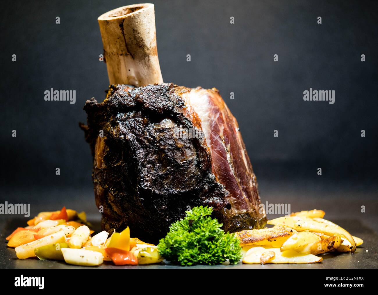 Martillo de Carne - Una olla asada por debajo de la pierna de una vaca con  verduras Fotografía de stock - Alamy