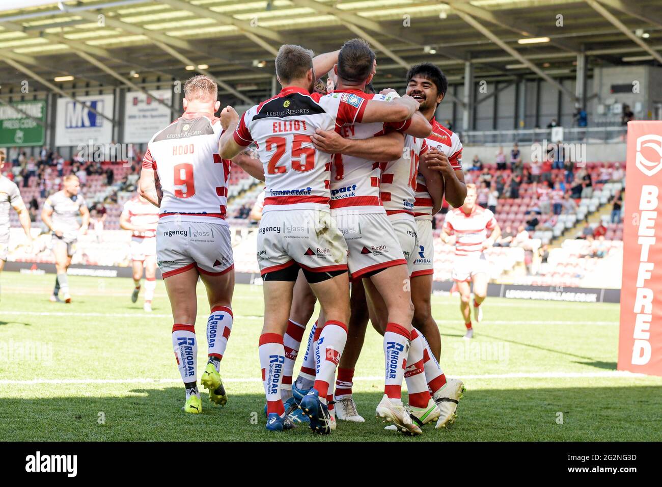 Matty Gee (18) de Leigh Centurions celebra un intento con sus compañeros de equipo de hacerlo 16-6 en Leigh, Reino Unido el 6/12/2021. (Foto de Simon Whitehead/News Images/Sipa USA) Foto de stock