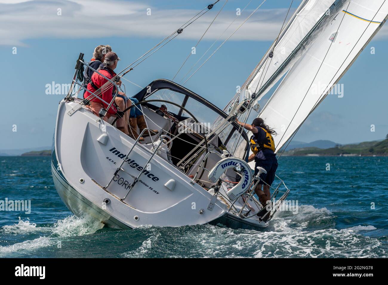 Schull, West Cork, Irlanda. 12th de junio de 2021. En un día de cielos azules y sol glorioso, Schull Harbour Sailing Club celebró su primera carrera de la temporada hoy. Aproximadamente 10 yates compitieron en la carrera, que se celebró en y alrededor de Schull con los barcos que regaban alrededor de Long Island. Crédito: AG News/Alamy Live News Foto de stock