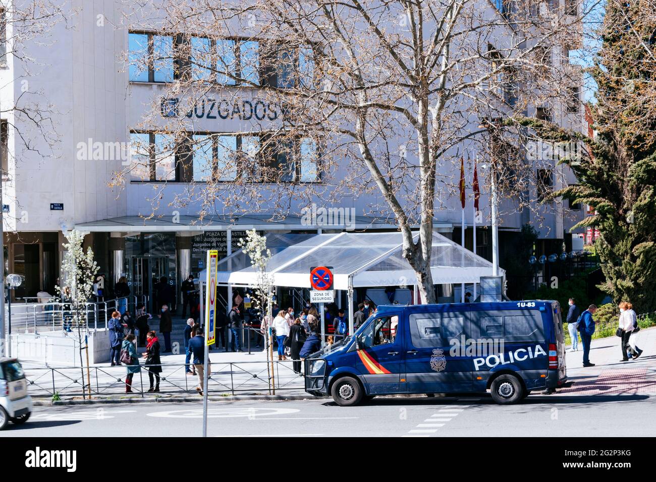 Furgoneta de policía aparcada junto al juzgado en la Plaza de Castilla - Edificio de juzgados en la Plaza de Castilla. Madrid, Comunidad de Madrid. España. Foto de stock