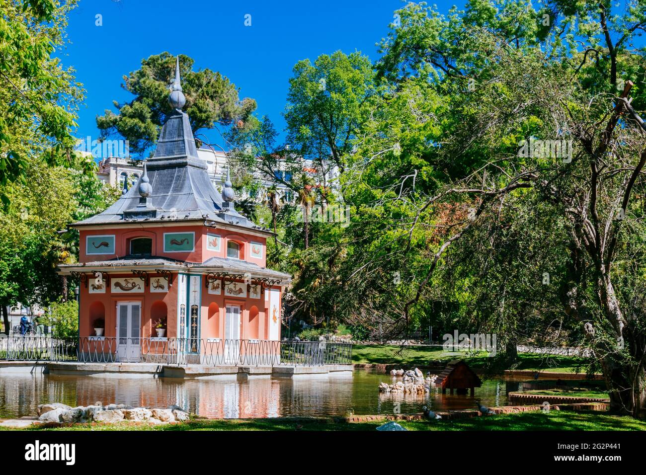 Casita del Pescador del Buen Retiro es una de las construcciones románticas y folly, que el rey Fernando VII ordenó que se construyese en el Parque del Retiro, Foto de stock