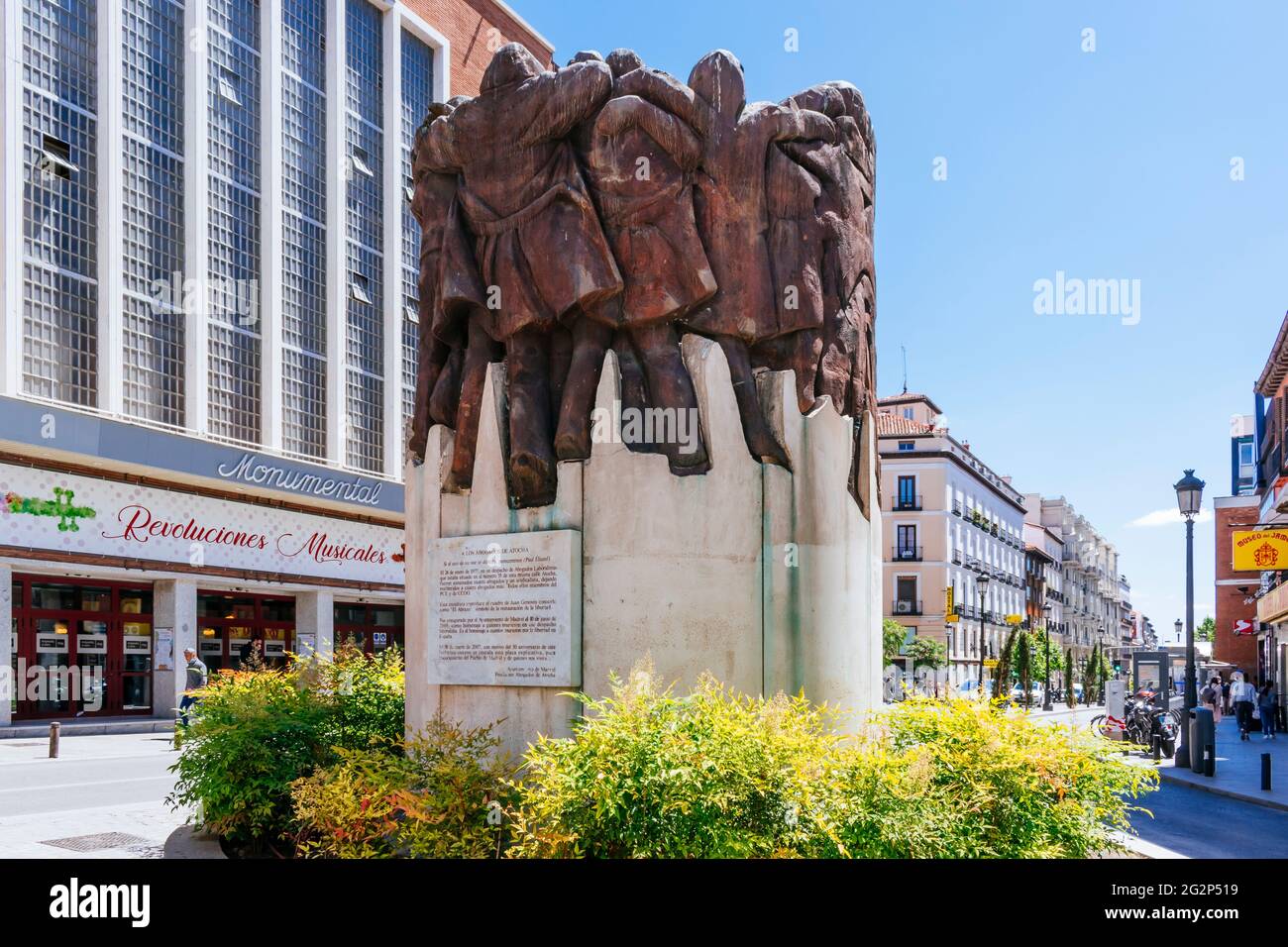 El abrazo, el abrazo, o el Monumento a los abogados de Atocha, Monumento a los abogados de Atocha. Representación tridimensional de la pintura de Juan Genovés Foto de stock