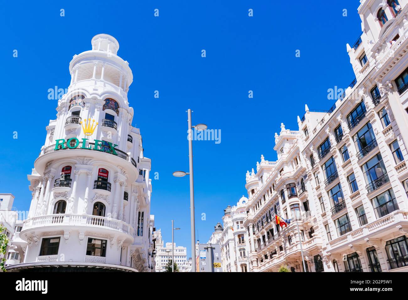 El edificio Grassy (L) está situado en la calle Gran Vía número 1 de Madrid. Fue uno de los primeros construidos al final de la primera sección de la avenida. Foto de stock