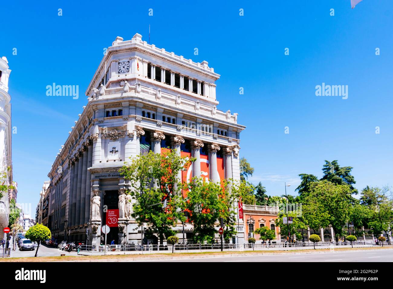 Edificio Instituto Cervantes. Edificio de Las Cariátides, Edificio Caryatid, es un edificio de la capital española de Madrid construido por el arquitecto español Foto de stock