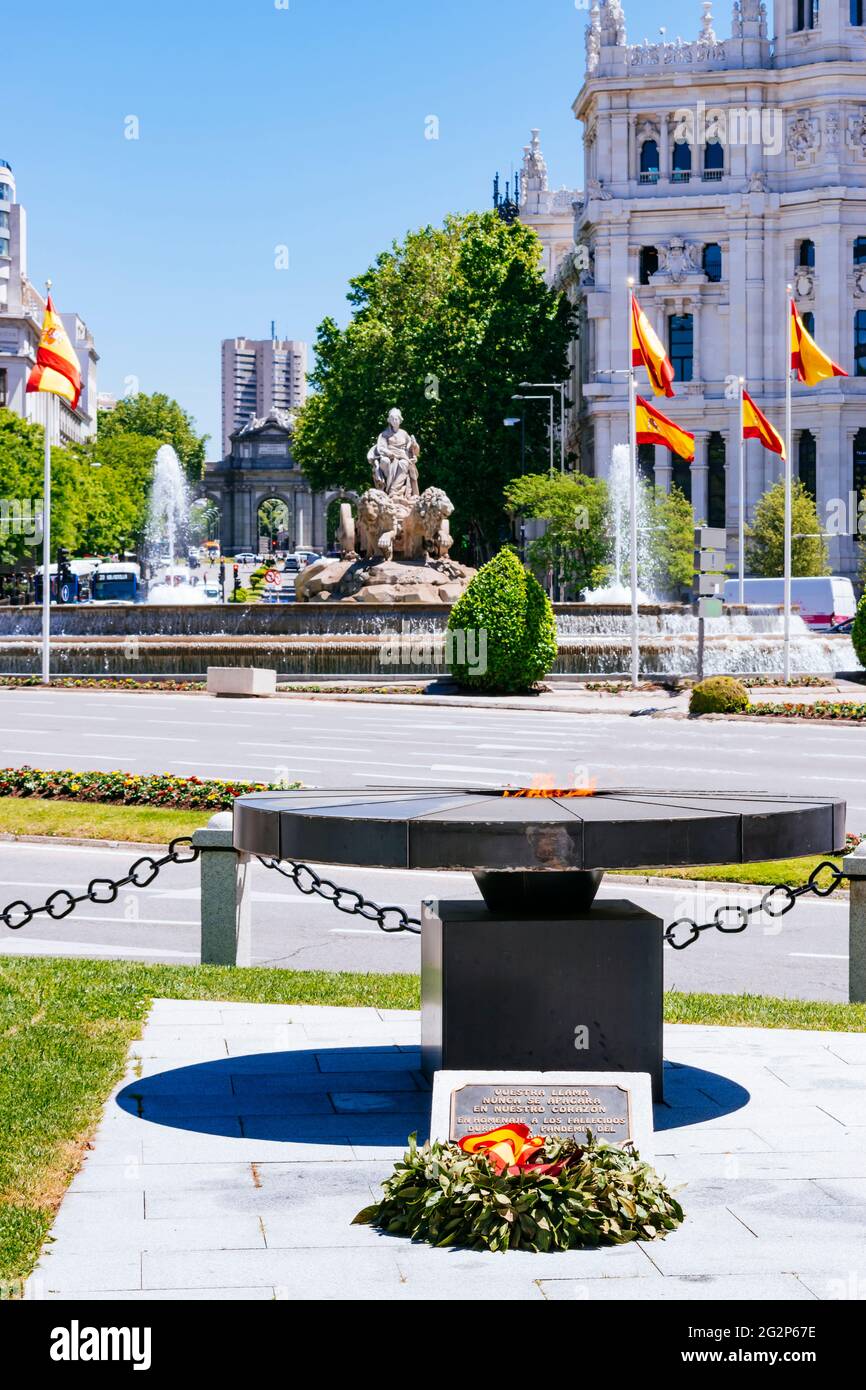 Monumento a todas las víctimas de la pandemia de Covid. Diseñado por el arquitecto Carlos Rubio Carvajal, el brazier consta de una pieza circular de 2m de ancho Foto de stock