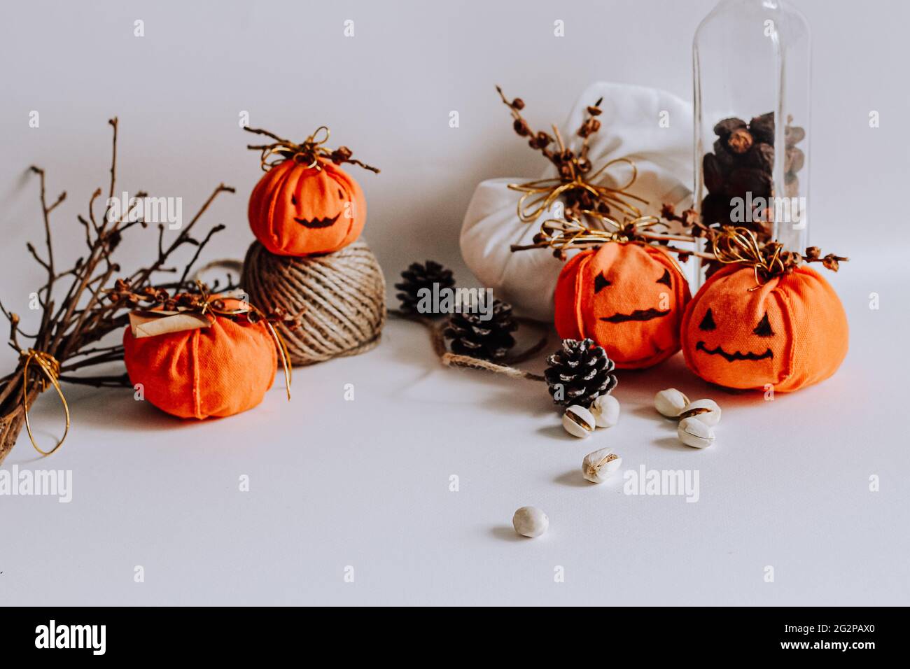 Primer plano de las calabazas decorativas de Halloween hechas de tela sobre  la superficie blanca Fotografía de stock - Alamy