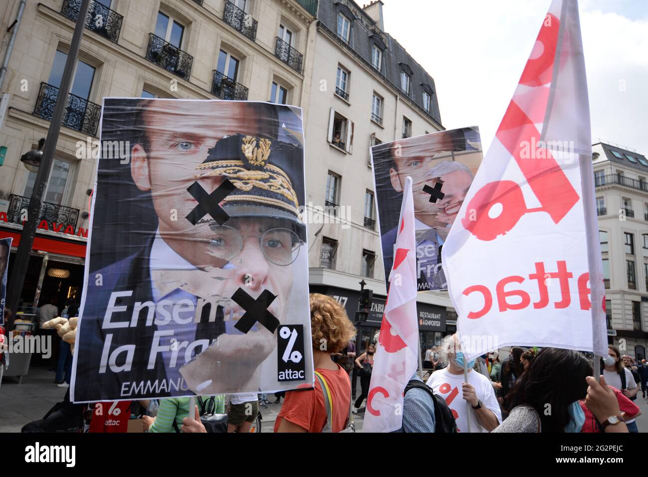 París, cerca de 10.000 personas marcharon de la Place de Clichy a la Place de Republique, contra la extrema derecha y sus ideas Foto de stock