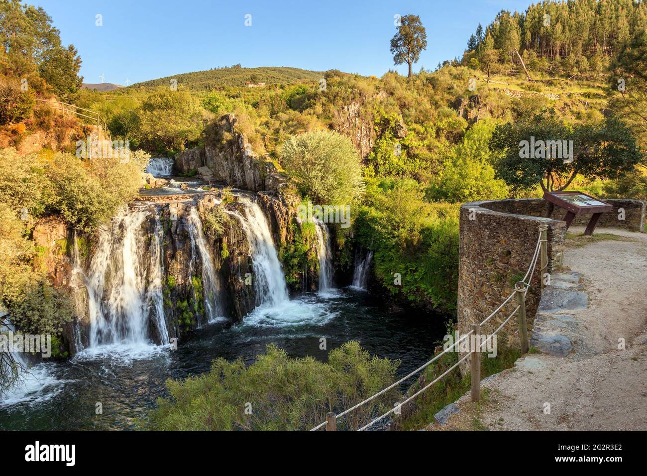 Cascada Poço da Broca en el Parque Natural Serra da Estrela, Barriosa,  municipio de Seia en Portugal, con un mirador en primer plano Fotografía de  stock - Alamy