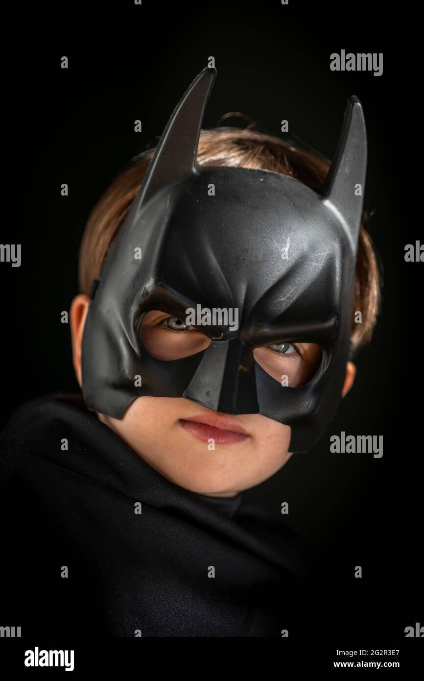Muchacho En La Máscara De Batman. Niño Divertido En Traje Negro Imagen de  archivo - Imagen de pista, retrato: 37867183