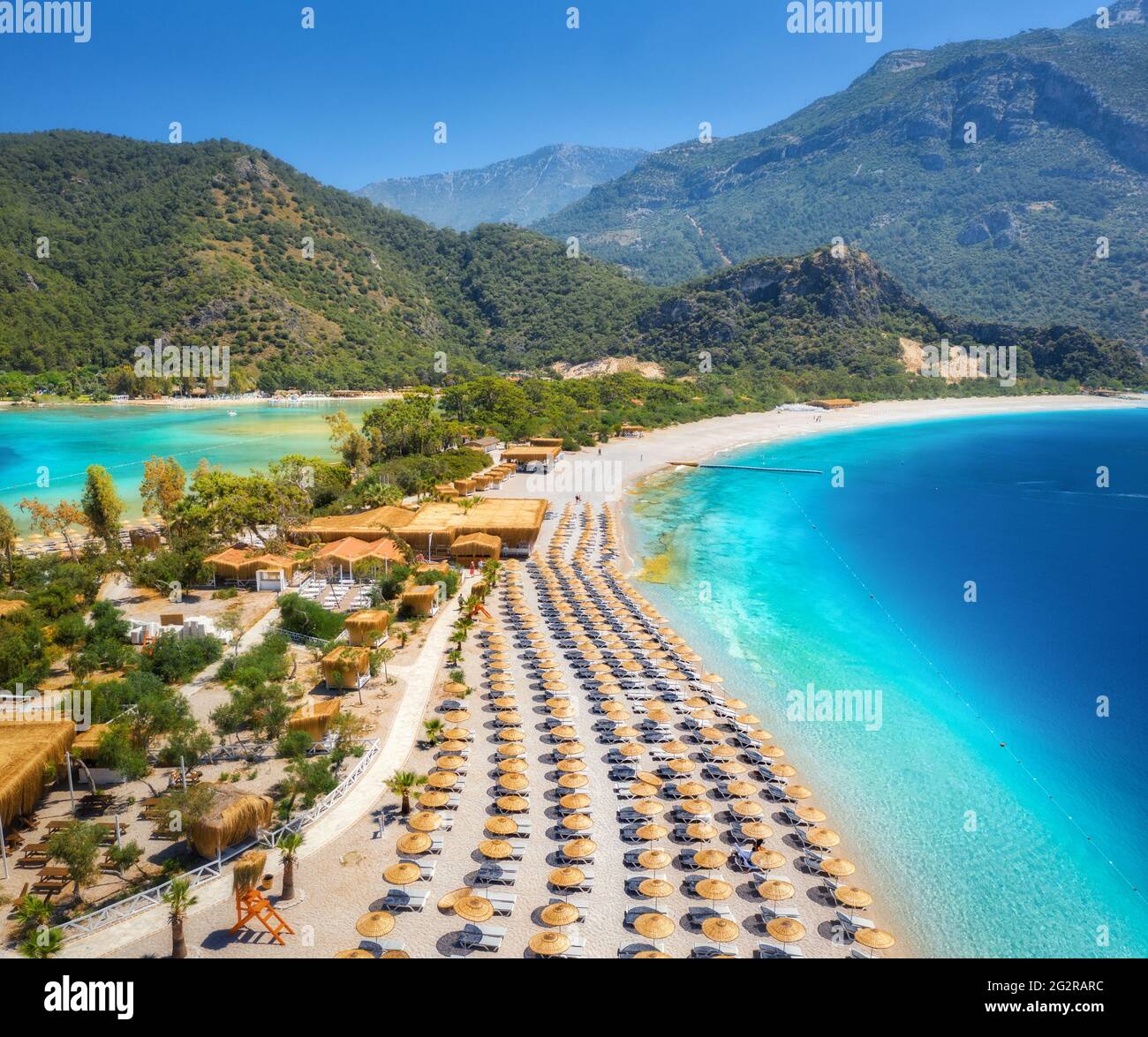 Vista aérea de la bahía de mar y playa de arena con sombrillas en verano Foto de stock