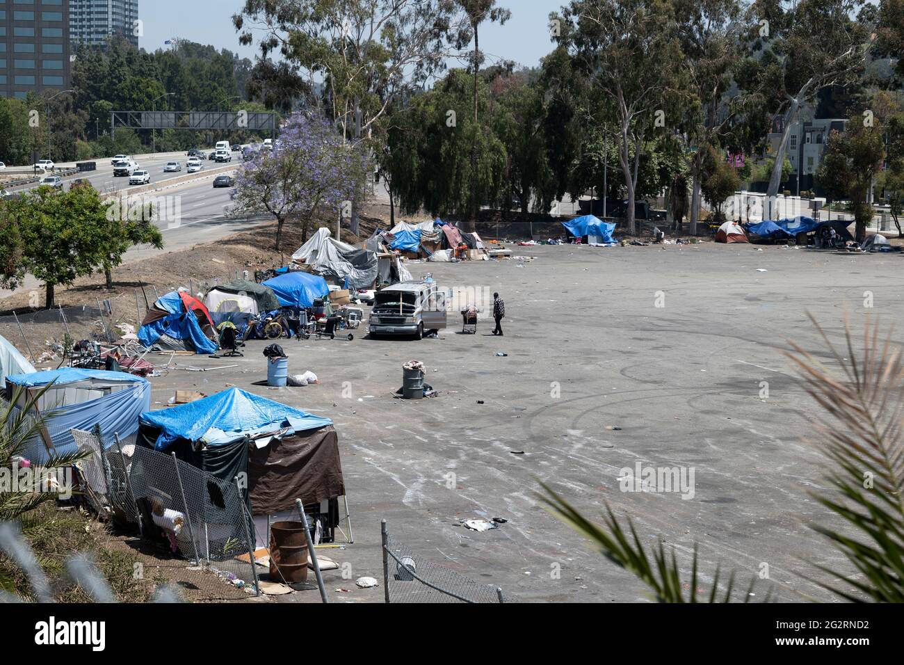 North Hollywood, CA EE.UU. - 28 de mayo de 2021: Campamento sin hogar en un parque y paseo por la autopista Foto de stock