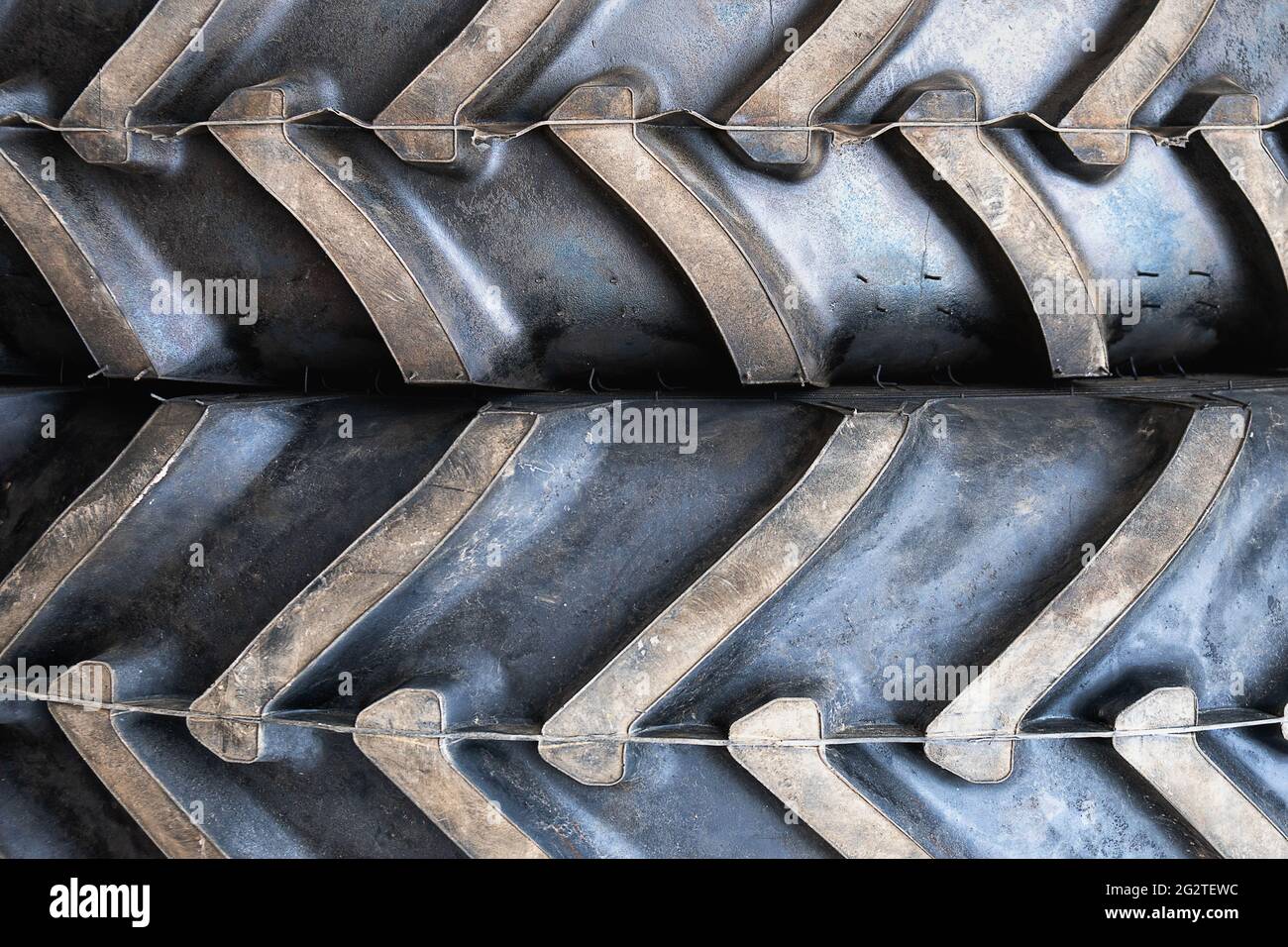 Antecedentes con dos neumáticos de goma nuevos para tractores que se  encuentran uno encima del otro Fotografía de stock - Alamy