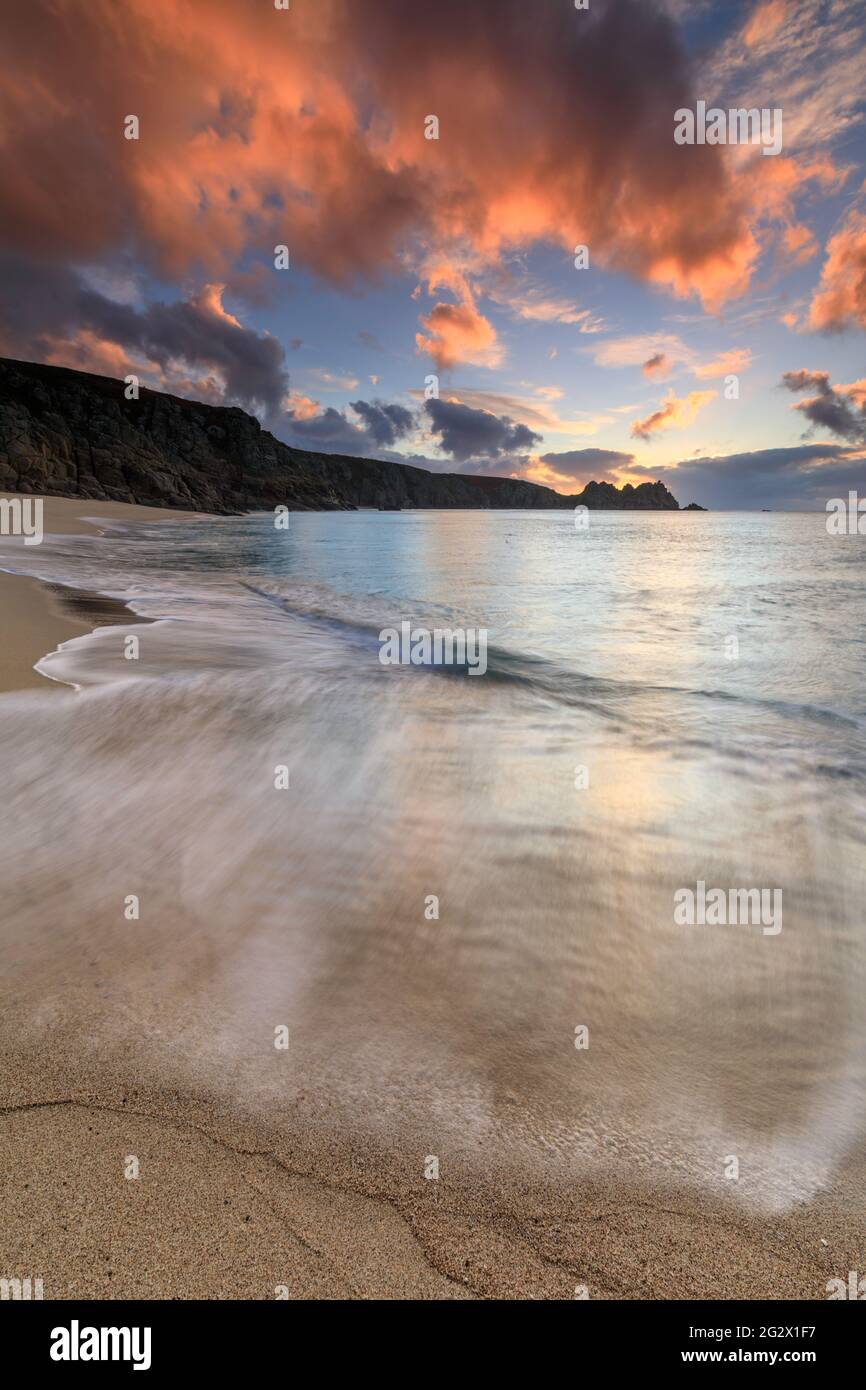 Logan Rock capturado desde la playa de Porthcurno en Cornwall al amanecer. Foto de stock