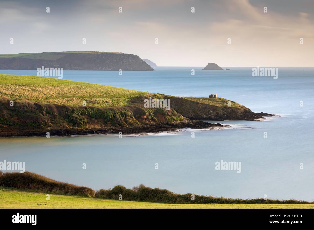 La vista hacia Nare Head en la Península Roseland de Cornwall. Foto de stock