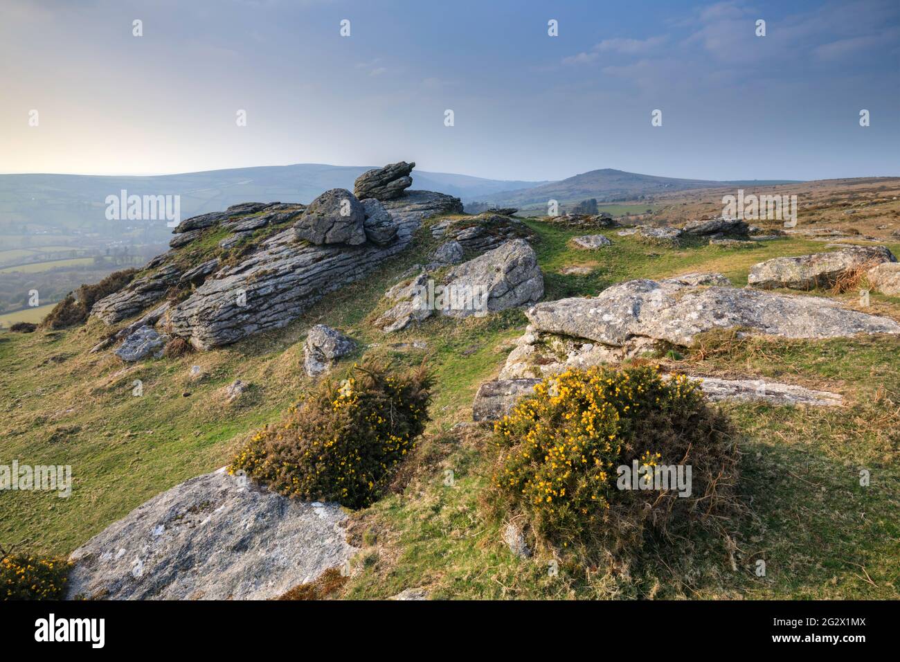 Tunhill Rocks sobre Widecombe-in-the-Moor en el Parque Nacional de Dartmoor. Foto de stock
