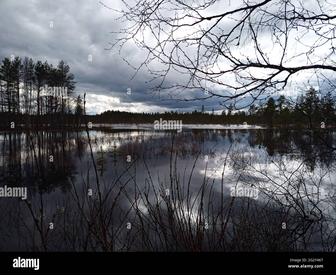 Foto de alto contraste de un pequeño lago en Laponia sueca. Foto de stock