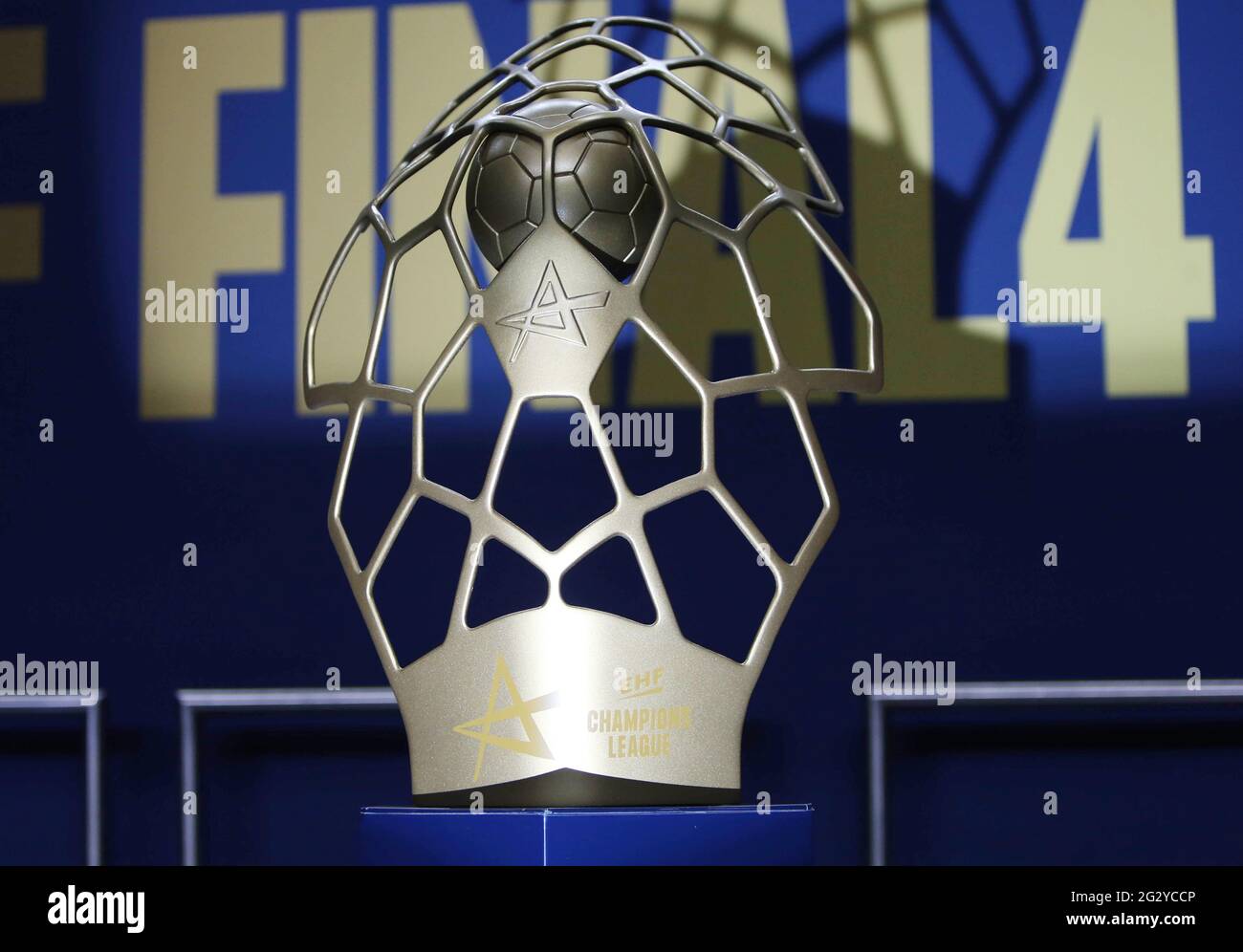Trofeo durante el partido de Balonmano de la Liga de Campeones de la EHF  Final4 entre Paris Saint-Germain y Aalborg el 12 de junio de 2021 en  Lanxess Arena en Colonia, Alemania -